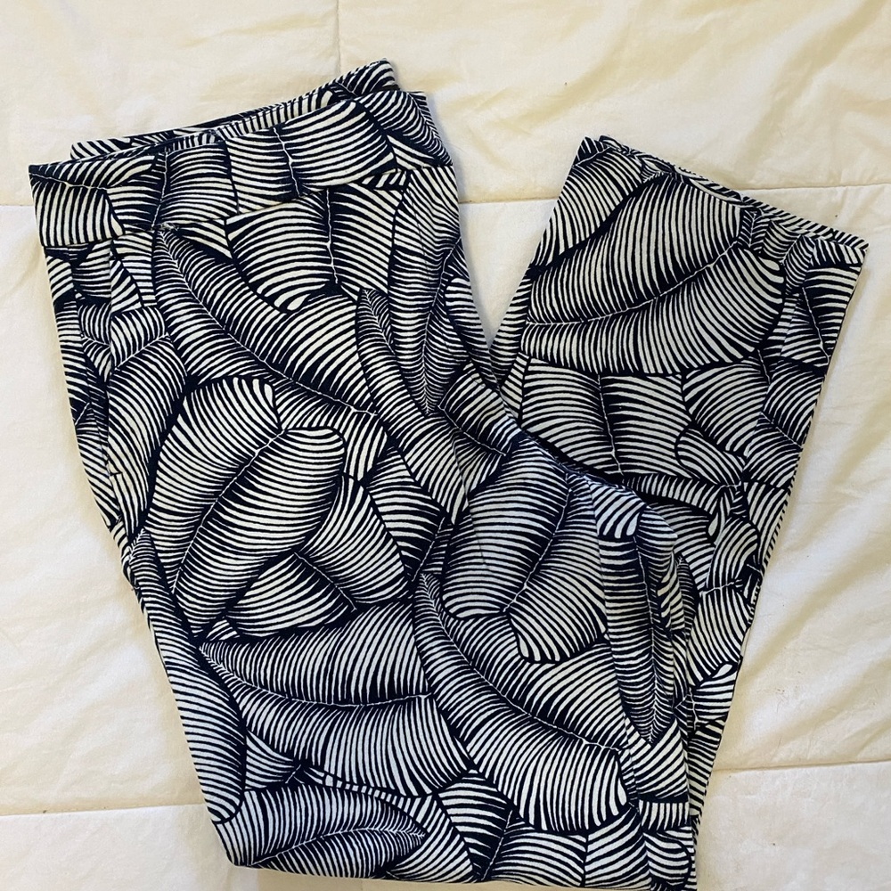 Ann Taylor Curvy Crop Navy and White Palm Patterned Pants